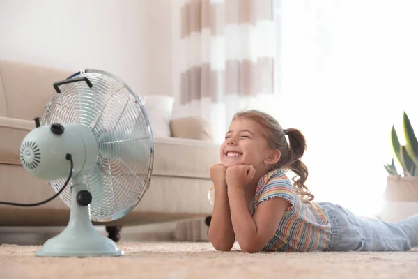 Holčička Užívá Proudění Vzduchu Ventilátoru Podlaze Obýváku Letní Teplo — Stock fotografie