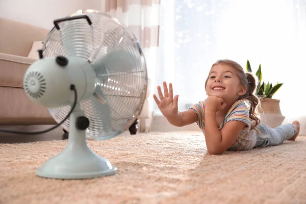 Menina Desfrutando Fluxo Ventilador Chão Sala Estar Calor Verão — Fotografia de Stock