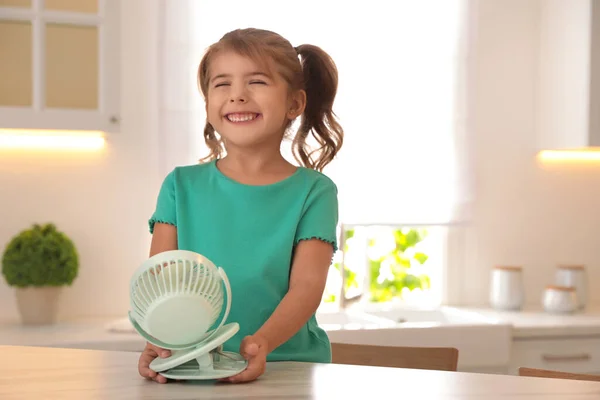 Маленькая Девочка Наслаждается Потоком Воздуха Портативного Вентилятора Столом Кухне Летняя — стоковое фото