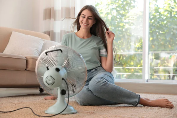 Mulher Desfrutando Fluxo Ventilador Chão Sala Estar Calor Verão — Fotografia de Stock