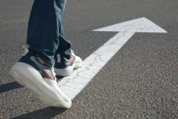 Man Gaat Langs Weg Met Pijlmarkering Close — Stockfoto