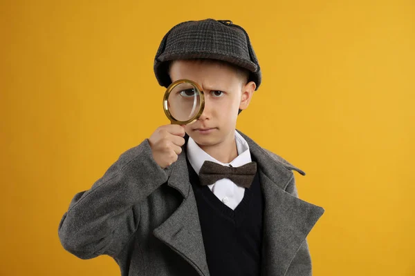 Pequeño Detective Lindo Con Lupa Sobre Fondo Amarillo — Foto de Stock