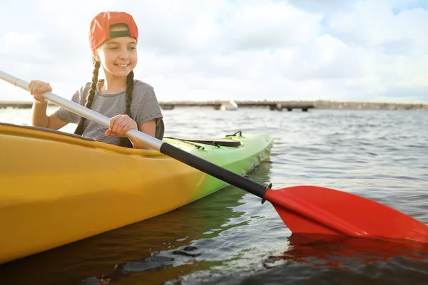 快乐的小女孩在河里划船 夏令营活动 — 图库照片