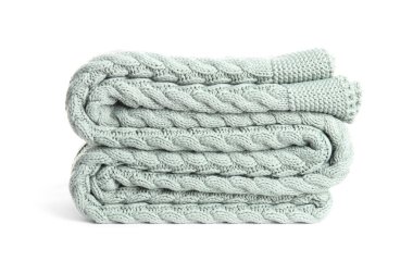 Beyaz arkaplanda hafif ekose örgü