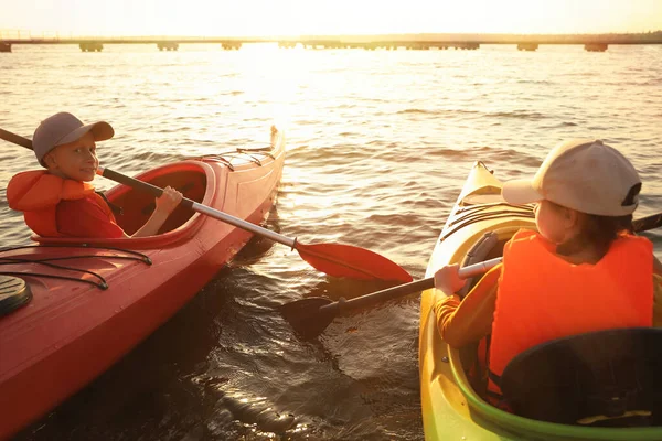 Bambini Piccoli Che Fanno Kayak Sul Fiume Attività Nei Campi — Foto Stock