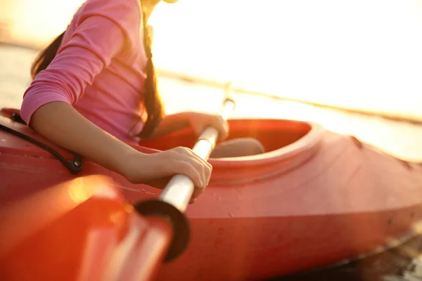 Klein Meisje Kajakken Rivier Bij Zonsondergang Close Zomerkamp Activiteiten — Stockfoto