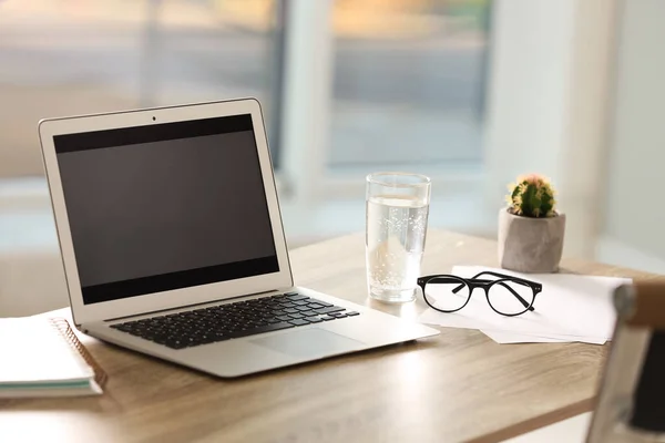 Modern Laptop Och Glas Vatten Bordet Kontoret — Stockfoto