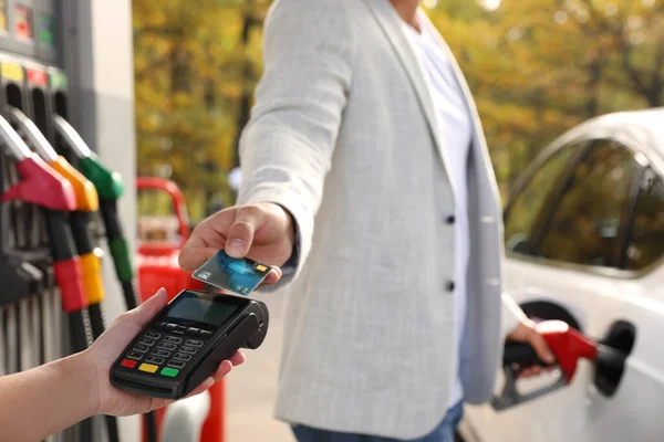 Man Vult Auto Betalen Met Een Creditcard Bij Tankstation Close — Stockfoto