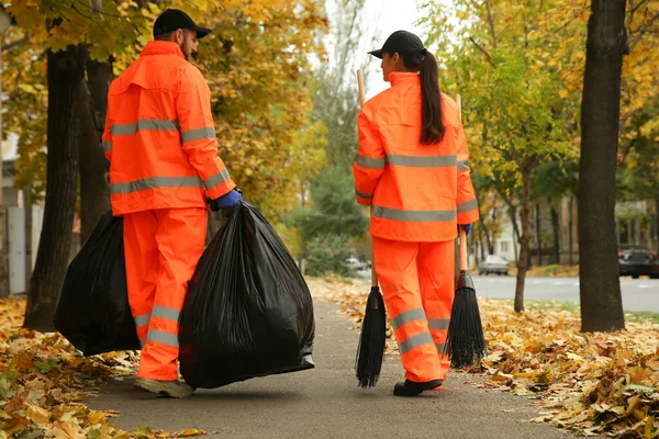 Utcai Takarítók Seprűvel Szemeteszsákkal Szabadban Ősszel Visszapillantás — Stock Fotó