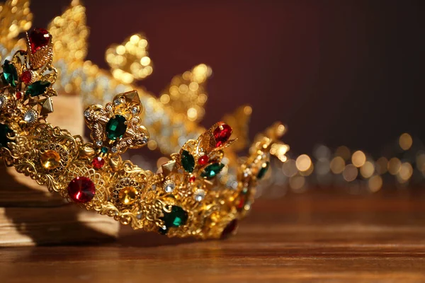 Bela Coroa Dourada Luzes Fadas Mesa Madeira Close Artigo Fantasia — Fotografia de Stock
