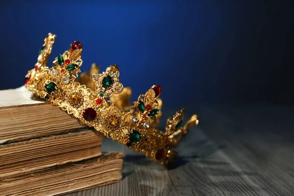 Prachtige Gouden Kroon Oude Boeken Houten Tafel Fantasie Item — Stockfoto