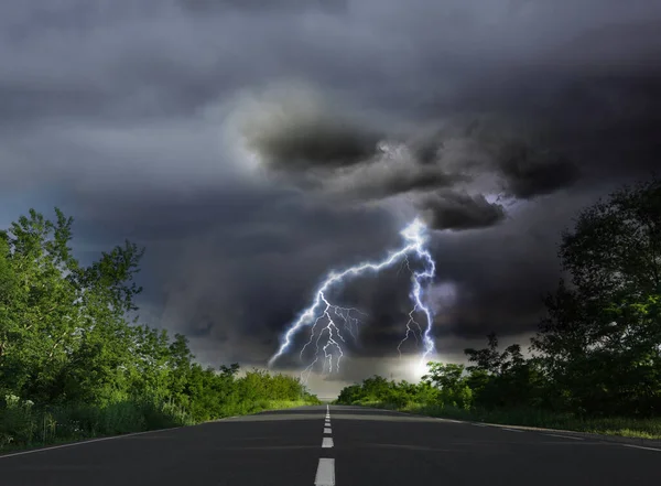 Pintoresca Vista Del Camino Asfalto Que Conduce Tormenta Eléctrica — Foto de Stock