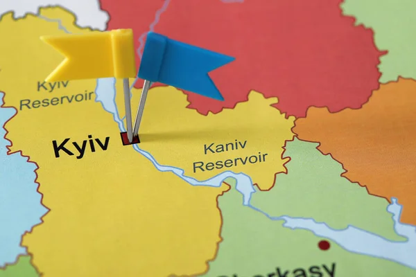 Térkép Ukrajna Kék Sárga Zászló Push Csapok Helyezett Kijev Közelkép — Stock Fotó