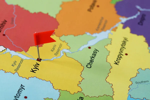 Térkép Ukrajna Piros Zászló Push Pin Elhelyezett Kijev Közelkép — Stock Fotó