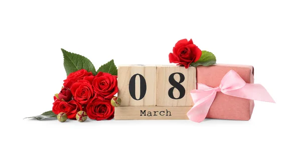 白を背景に3月8日の日付 バラやギフトボックスと木製のブロックカレンダー 国際女性デー — ストック写真