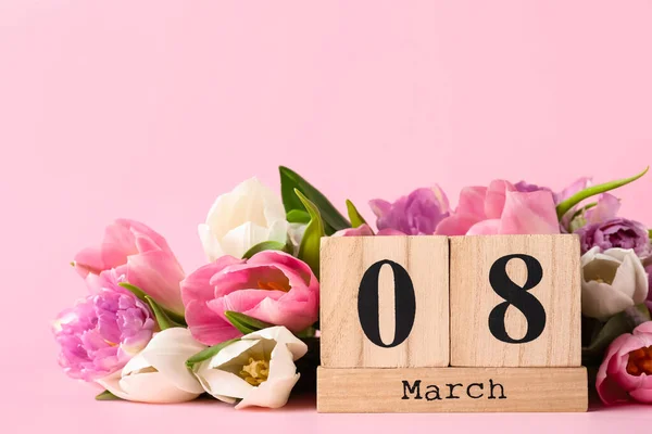 Trä Block Kalender Med Datum Mars Och Tulpaner Rosa Bakgrund — Stockfoto