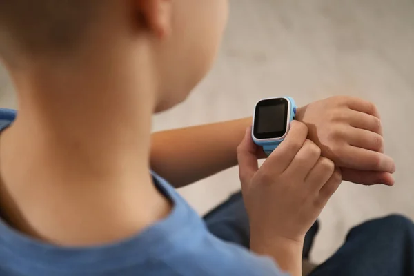 Garçon Avec Élégant Montre Intelligente Vue Rapprochée — Photo