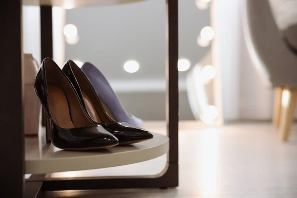 Sapatos Femininos Elegantes Rack Boutique Moderna Espaço Para Texto — Fotografia de Stock