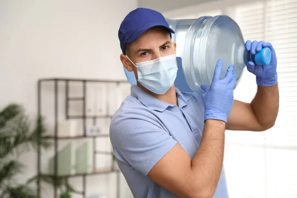 Courier Máscara Facial Com Garrafa Água Mais Fria Dentro Casa — Fotografia de Stock