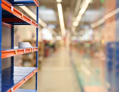 Süpermarkette neredeyse boş raflar, yakın çekim. Toplumsal panik nedeniyle ürün eksikliği 