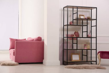 Rahat mobilyalar ve raf ünitesi olan şık bir oturma odası. Modern tasarım