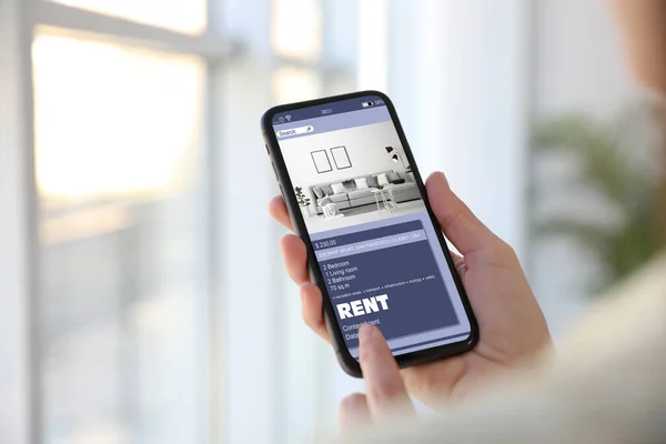 Женщина Ищет Квартиру Сайте Аренды Через Смартфон Крупный План — стоковое фото
