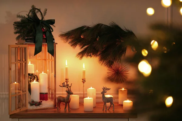 Linterna Decorativa Navidad Madera Velas Encendidas Mesa Interior — Foto de Stock