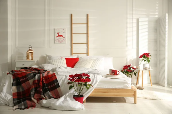 Χριστουγεννιάτικο Υπνοδωμάτιο Εσωτερικό Κόκκινη Μάλλινη Κουβέρτα Και Poinsettias — Φωτογραφία Αρχείου