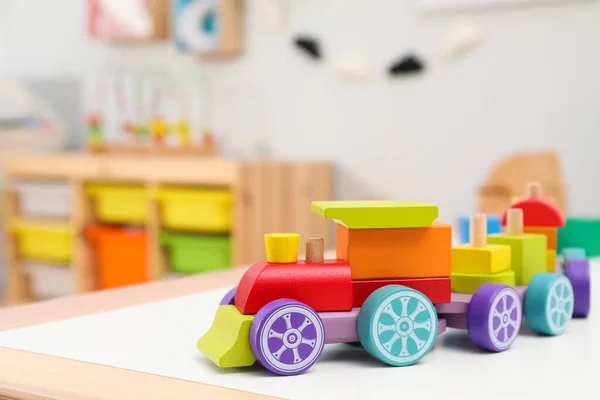 Bunte Spielzeuglokomotive Aus Holz Auf Dem Tisch Spielzimmer Nahaufnahme Raum — Stockfoto
