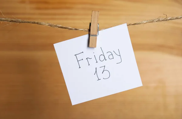 Papieren Briefje Met Zin Vrijdag Hangend Aan Touw Tegen Houten — Stockfoto