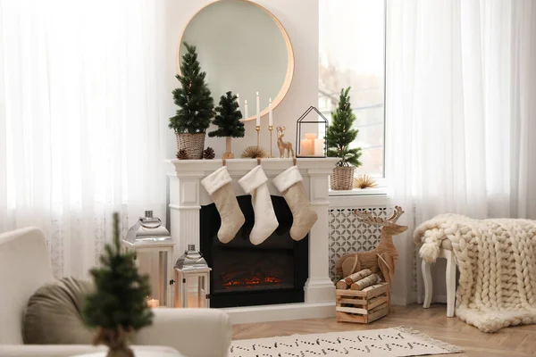 クリスマスの装飾と部屋で暖炉 インテリアデザイン — ストック写真