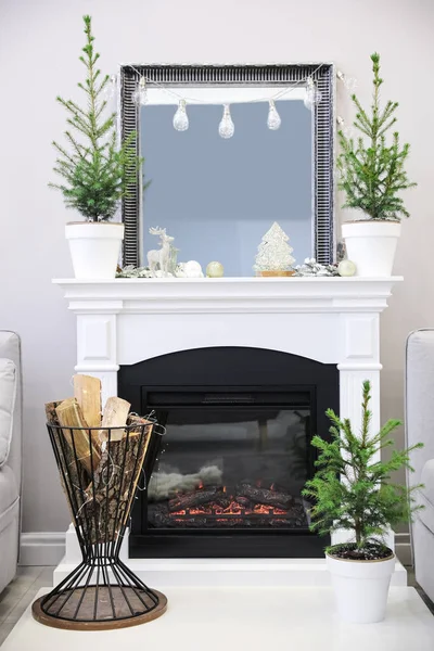 小さなモミの木や部屋でクリスマスの装飾 スタイリッシュなインテリアデザイン — ストック写真
