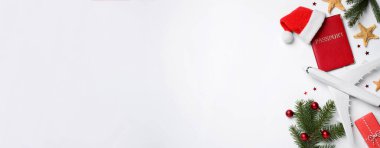 Düz kompozisyon, Noel süslemeleri, oyuncak uçak ve pasaport beyaz arka planda, mesaj için boşluk. Kış tatili