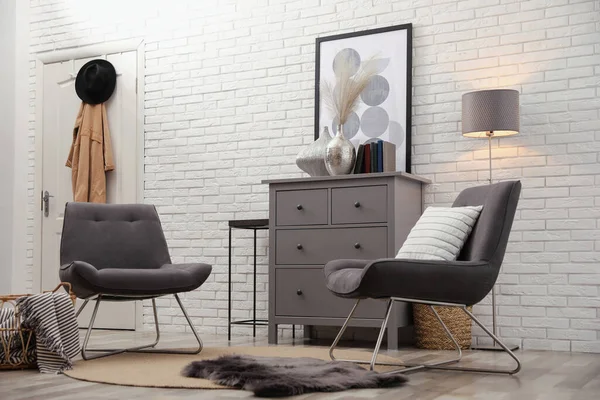 Elegante Quarto Interior Com Caixa Cinzenta Gavetas Cadeiras Perto Parede — Fotografia de Stock