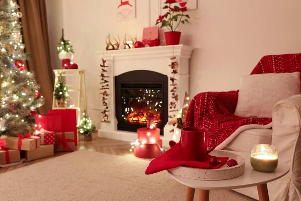Şömineli Noel Süslü Oturma Odası Şenlikli Tasarım — Stok fotoğraf