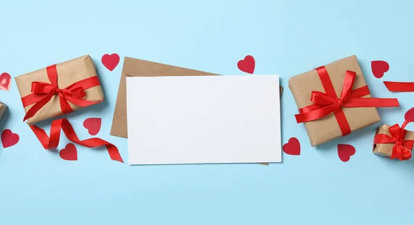 Carta Bianca Scatole Regalo Cuori Decorativi Sfondo Azzurro Piatto Laici — Foto Stock