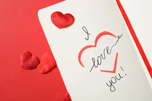 Notizbuch Mit Text Love You Und Herzen Auf Rotem Hintergrund — Stockfoto