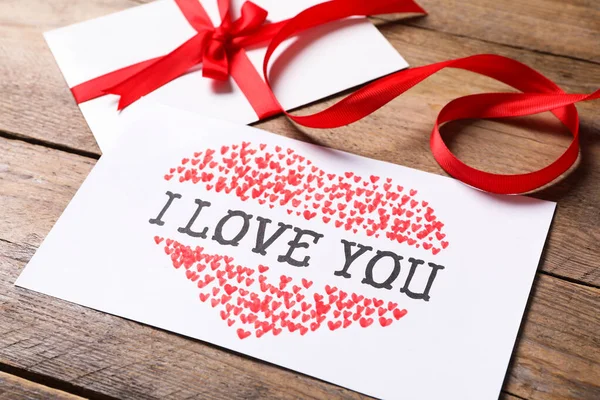 Kaart Met Tekst Love You Envelop Rood Lint Houten Ondergrond — Stockfoto