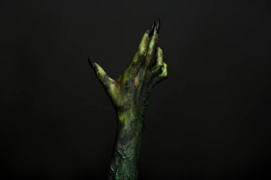 Siyah arka planda korkunç bir canavar, yakın plan. Cadılar Bayramı karakteri