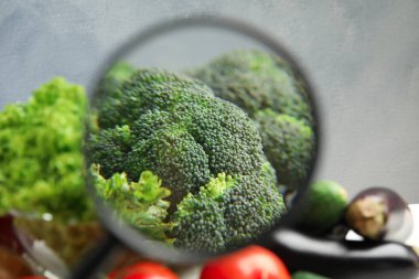 Brokolideki büyüteçten bakın, yakın plan. Zehir saptama
