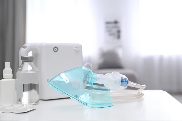 Modern Nebulisator Med Ansiktsmask Och Mediciner Vitt Bord Inomhus Inhalationsutrustning — Stockfoto