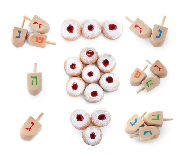 Set Met Hanukkah Traditionele Dreidels Donuts Witte Achtergrond Bovenaanzicht — Stockfoto