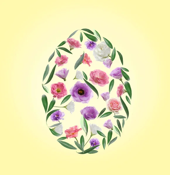 Πασχαλινό Αυγό Σχήμα Από Λουλούδια Και Φύλλα Κίτρινο Φόντο Επίπεδη — Φωτογραφία Αρχείου