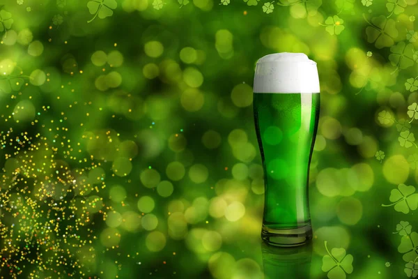 有绿色啤酒的色泽背景 文字空间 圣帕特里克节庆祝活动 — 图库照片