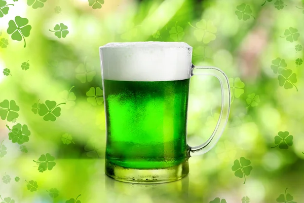 Chutné Zelené Pivo Barevném Pozadí Oslava Svatého Patrika — Stock fotografie
