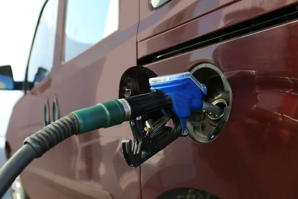 Nowoczesny Samochód Uzupełniający Paliwo Stacji Benzynowej Zbliżenie — Zdjęcie stockowe