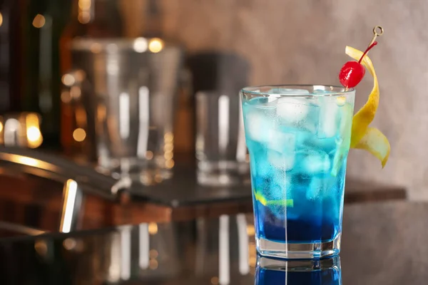 Blue Lagoon Cocktail Auf Schwarzem Tisch Der Bar Raum Für — Stockfoto