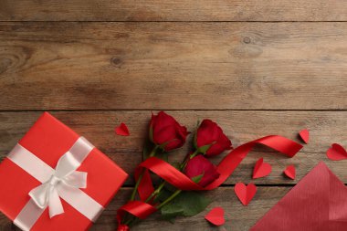 Tahta masanın üzerinde hediye kutusu olan düz bir kompozisyon vardı. Sevgililer Günü kutlaması