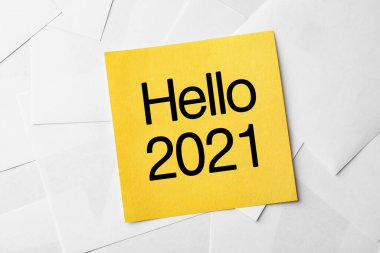 Not ile metin Merhaba 2021 Kağıt kağıtlar, üst görünüm
