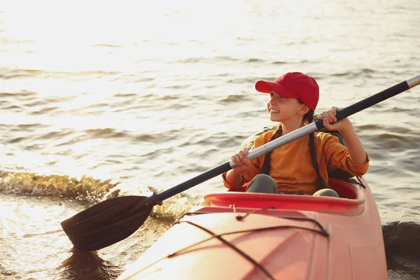 Glückliches Mädchen Beim Kajakfahren Auf Dem Fluss Aktivitäten Sommerlager — Stockfoto